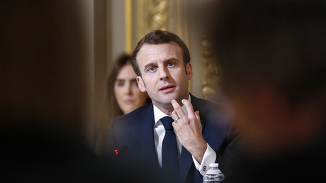 Emmanuel Macron face à une soixantaine d'intellectuels à l'Elysée, le 18 mars.