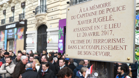 La plaque en mémoire du capitaine Jugelé a été nettoyée après les dégradations du 16 mars 2019.