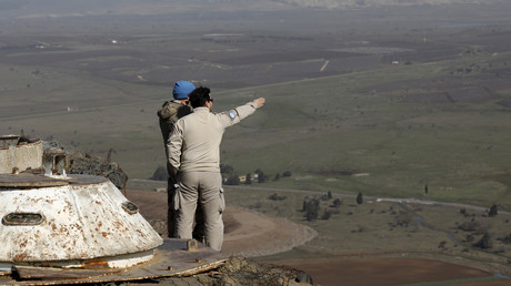 Deux personnels de l'ONU sur les hauteurs du Golan.