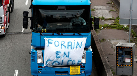 Les forains manifestent «de manière violente» au Mans, la mairie évacuée (IMAGES)