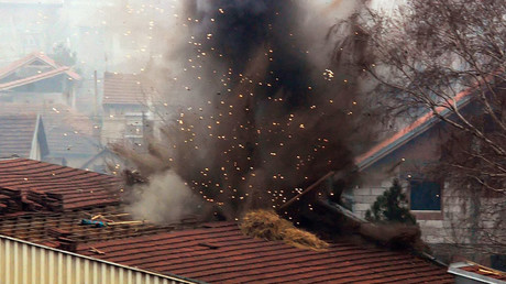 Opération d'explosion contrôlée d'une bombe à fragmentation de l'OTAN à Nis, dans le sud de la Serbie en 2004, cinq ans après la fin du conflit.