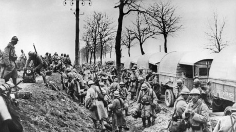 Soldats français arrivant en renfort à Verdun le premier février 1916. 
