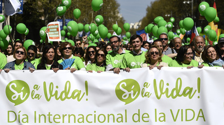 Des personnes tiennent une banderole où est inscrit «Oui pour la vie» lors d'une manifestation contre l'avortement à Madrid, le 24 mars 2019 (image d'illustration).