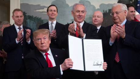 Donad Trump brandissant le décret reconnaissant la souveraineté d’Israël sur le Golan en présence de Benjamin Netanyahu.