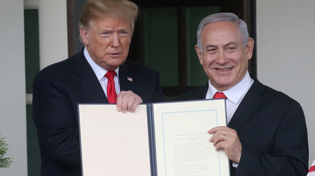 Le président américain Donald Trump et le Premier ministre israélien Benjamin Netanyahou tiennent un décret reconnaissant la souveraineté d'Israël sur le plateau du Golan, le 25 mars 2019 (image d'illustration). 