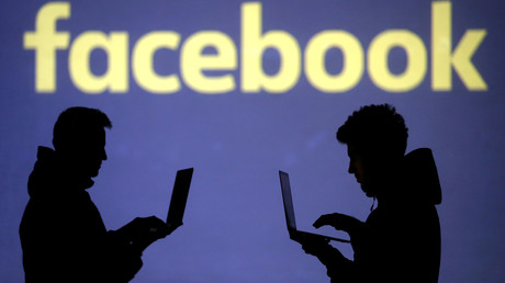 Un logo de Facebook sur lequel apparaissent deux silhouettes (image d'illustration).  
