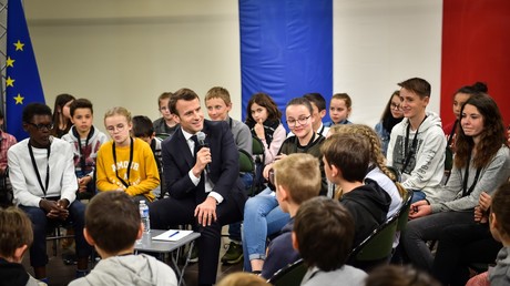 Le professeur Emmanuel Macron explique les Gilets jaunes aux enfants