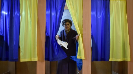 Les Ukrainiens aux urnes pour la présidentielle, un comédien en tête des sondages