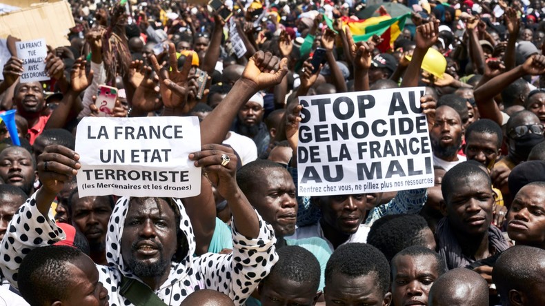 Des milliers de Maliens manifestent contre le président Keïta et l'armée française