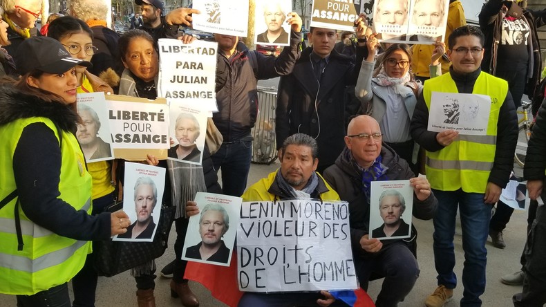 Rassemblement en soutien à Julian Assange à Paris devant le siège du Monde (IMAGES)