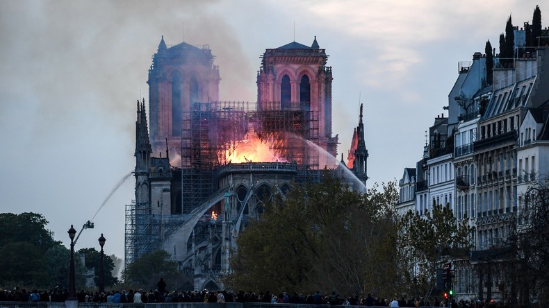 Cathédrale en flammes, flèche qui s'écroule : les images fortes de l'incendie de Notre-Dame de Paris