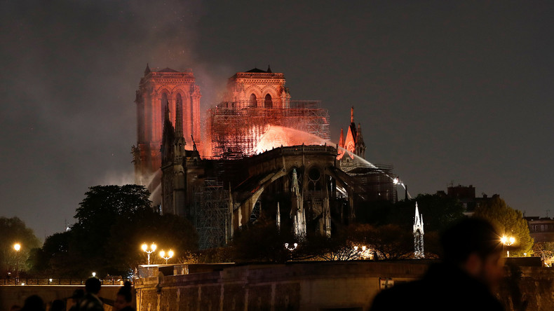 La lutte acharnée des pompiers contre l'incendie de Notre-Dame de Paris en images insolites