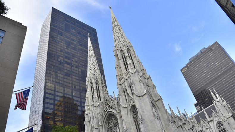 New York : un homme avec des bidons d'essence arrêté à la cathédrale Saint-Patrick