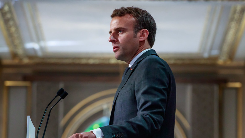 La popularité d’Emmanuel Macron remonte légèrement en avril