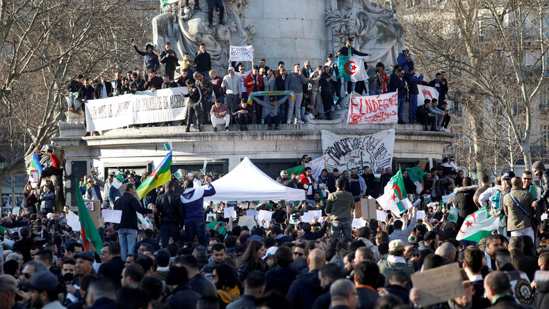 Un ancien ministre de Bouteflika violenté à Paris lors d'une manifestation d'Algériens (VIDEO)