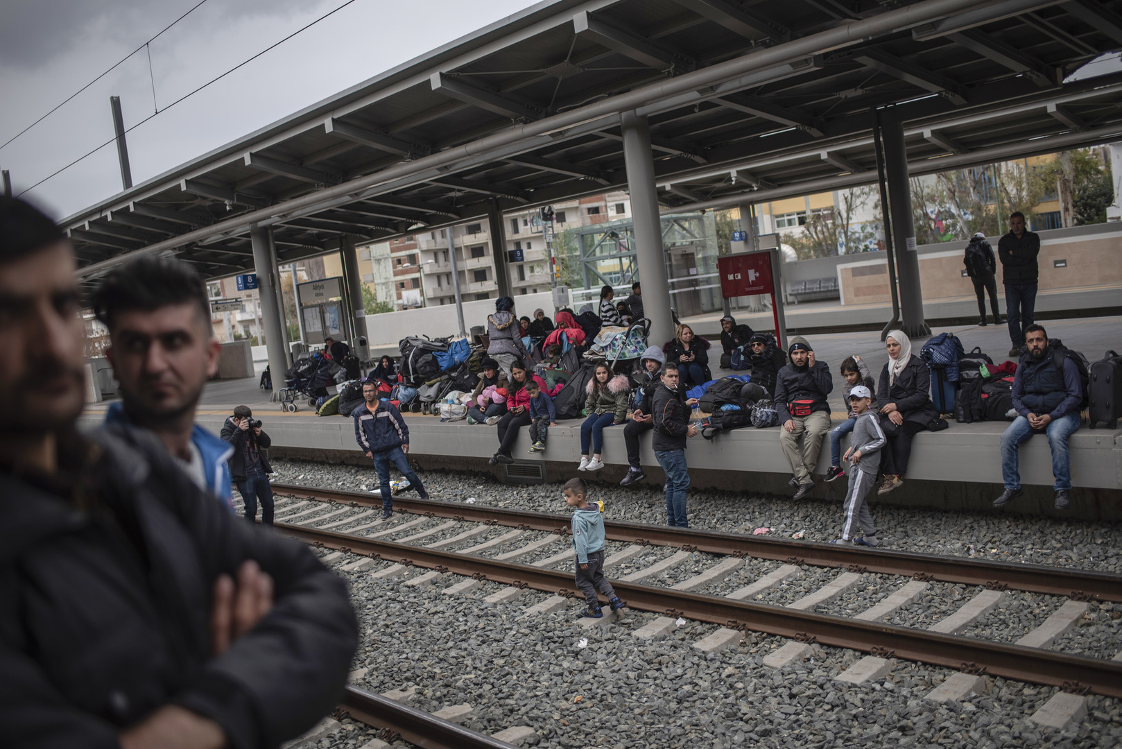Grèce : des migrants envahissent les rails de la principale gare d'Athènes et bloquent son trafic