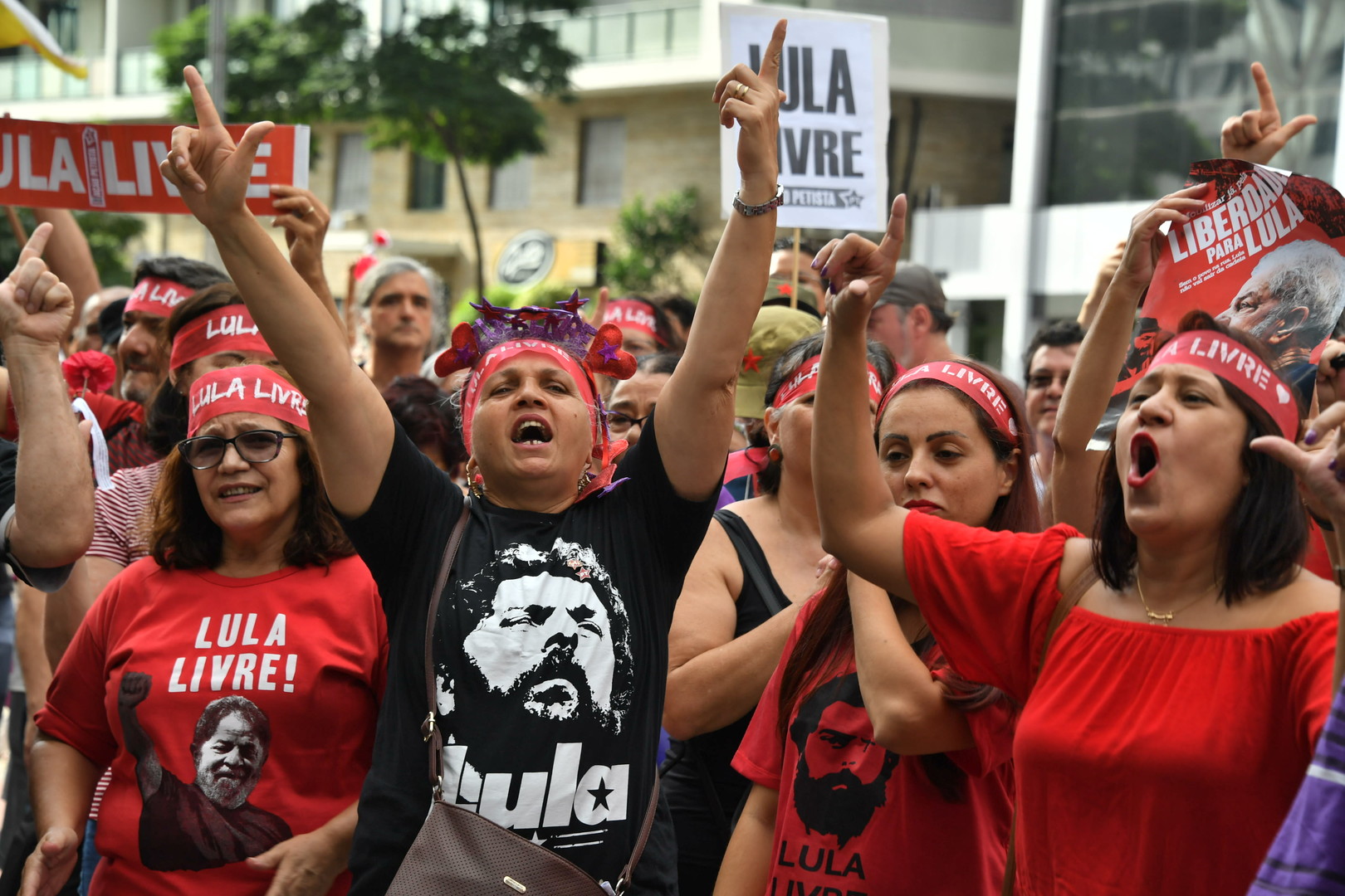 Brésil : des milliers de manifestants exigent la libération de l'ancien président Lula (IMAGES)