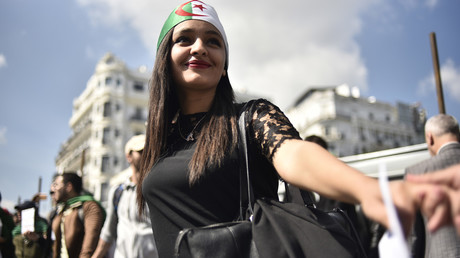 Une étudiante participe à une manifestation à Alger contre le pouvoir le 2 avril 2019. 
