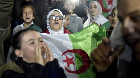 Des milliers d’Algériens en liesse après la démission d’Abdelaziz Bouteflika (VIDEOS)