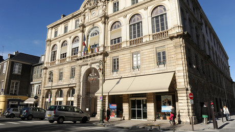 Soupçons d'emplois fictifs : le domicile d'un proche de François Bayrou perquisitionné 