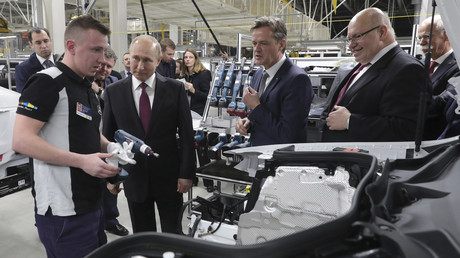 Poutine et le ministre allemand de l'Economie inaugurent une usine Mercedes à Moscou (IMAGES)