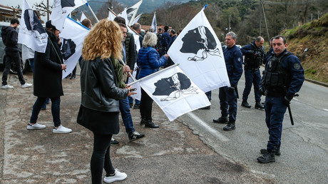 Routes bloquées, Gilets jaunes, lycées paralysés : la délicate visite de Macron en Corse