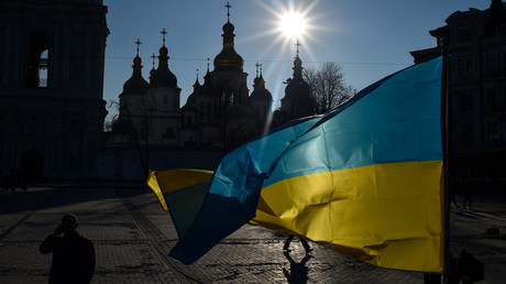 Drapeau ukrainien devant la cathédrale Sainte Sophie à Kiev.