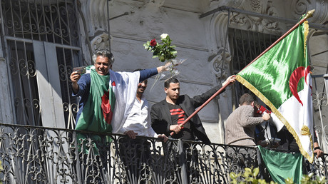 Rachid Nekkaz à un balcon d'Alger le 1er mars 2019 (image d'illustration).