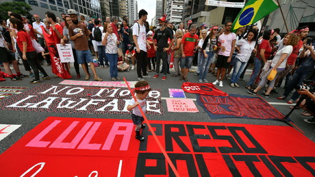 Des partisans de l'ex-président brésilien Luiz Inacio Lula da Silva prennent part à une manifestation marquant le premier anniversaire de son arrestation, à São Paulo, le 7 avril 2019. 