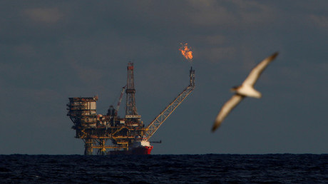 Vue de la plate-forme pétrolière du gisement de Bouri à 70 milles marins au nord de la côte libyenne (photo prise le 3 avril 2019).