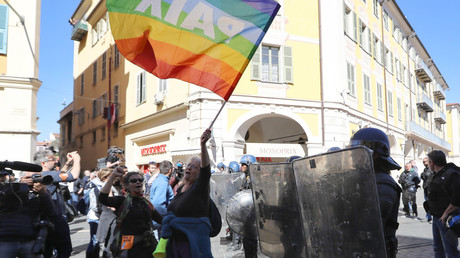 Geneviève Legay, juste avant la charge policière, agite un drapeau coloré orné du mot paix, lors d'une manifestation des Gilets jaunes à Nice le 23 mars 2019. 