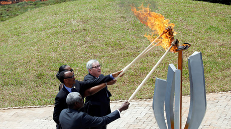 Juncker manque de toucher Kagame avec une torche lors d'une cérémonie au Rwanda (VIDEO)