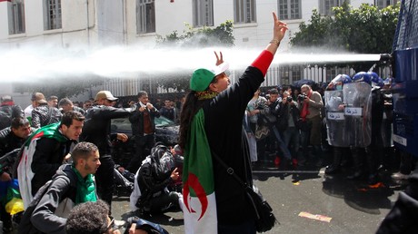 Les forces de l'ordre font usage de canon à eau lors d'une mobilisation d'étudiants à Alger le 9 avril 2019.