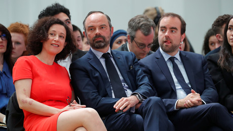 Edouard Philippe, aux côtés de la secrétaire d'Etat à l'écologie Emmanuelle Wargon et du ministre chargé des Collectivités territoriales Sebastien Lecornu, lors de la restitution du grand débat le 8 avril 2019.