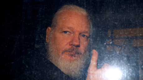 Le lanceur d'alerte Julian Assange juste après avoir été arrêté dans l'ambassade de l'Equateur à Londres, le 11 avril.