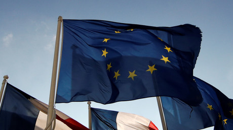 Des drapeaux européens et français devant le quartier d'affaires de la Défense (image d'illustration).