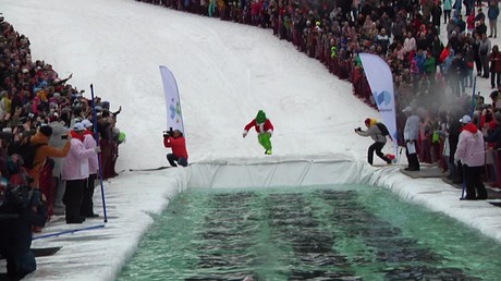Russie : des Sibériens descendent en ski sur une piscine glacée