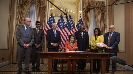 La présidente de la Chambre des représentants, Nancy Pelosi, ratifiant le projet de loi mettant fin à l'implication américaine dans la guerre au Yémen, le 9 avril 2019 à Washington.