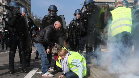Des Gilets jaunes font face aux gendarmes à Rouen, le 6 avril.