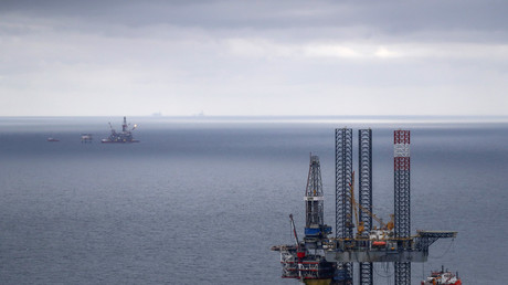 Plates-formes de forage exploitées par Loukoil, premier producteur russe de pétrole, sur le gisement de Korchaguina en mer Caspienne, (photo prise le 14 avril 2019).