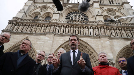 Christophe Castaner parle à la presse sur le parvis de Notre-Dame de Paris, 16 avril 2019 (image d'illustration).