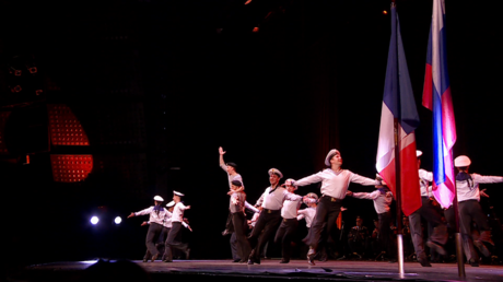 A Paris, les Chœurs de l'Armée rouge rendent hommage à Notre-Dame (VIDEO)