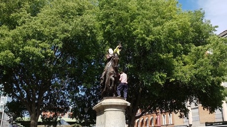 Toulouse : une statue de Jeanne d'Arc déguisée en hommage à Julian Assange lors de l'acte 23