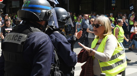 Une Gilet jaune dialogue avec un agent des forces de l'ordre à Bordeaux, pendant l'acte 23 du mouvement (image d'illustration).