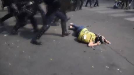 Une Gilet jaune d'Amiens matraquée dans le dos pendant l'acte 23 porte plainte (VIDEO)