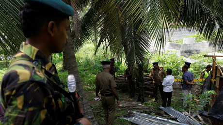 Des enquêteurs sur le site de l'explosion s'étant produite derrière un tribunal de la ville de Pugoda, à 40 kilomètres de Colombo, le 25 avril 2019 (image d'illustration).