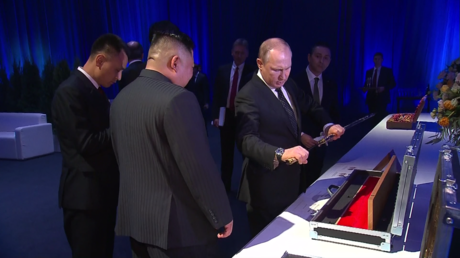 Échange d’épées : Vladimir Poutine et Kim Jong-un se sont offert des armes de prix