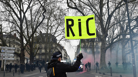 Dans les rues de Nantes, le 29 décembre 2018, un manifestant brandit un panneau en faveur du RIC (image d'illustration).