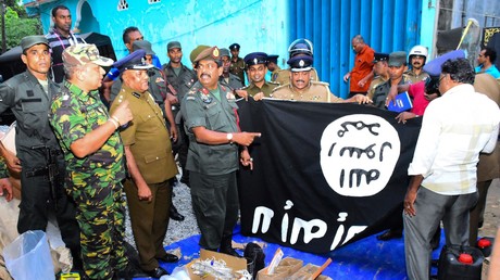 Le personnel de sécurité inspectant les articles saisis lors de la descente effectuée dans la ville de Kalmunai, dans l'est du pays, le 26 avril 2019. Quinze personnes, dont six enfants, ont trouvé la mort lors du raid des forces de sécurité sri-lankaises.