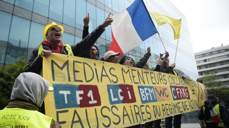 Plusieurs centaines de Gilets jaunes «marchent sur les médias» à Paris